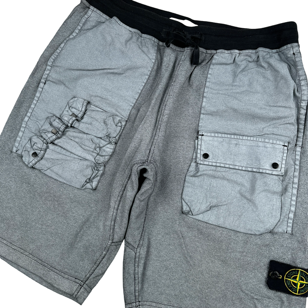 Stone Island Tela Placcata Cargo Shorts - Large