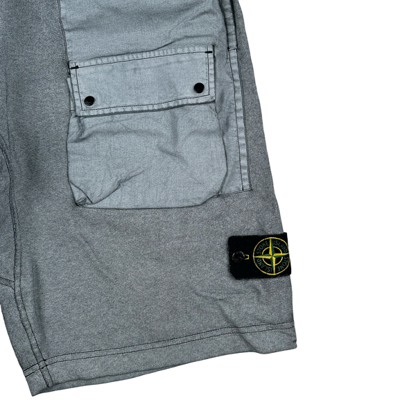 Stone Island Tela Placcata Cargo Shorts - Large