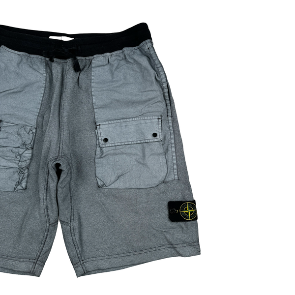 Stone Island Tela Placcata Cargo Shorts - Large