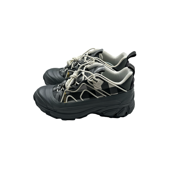 Burberry Low Top Laced Trainers - UK 7