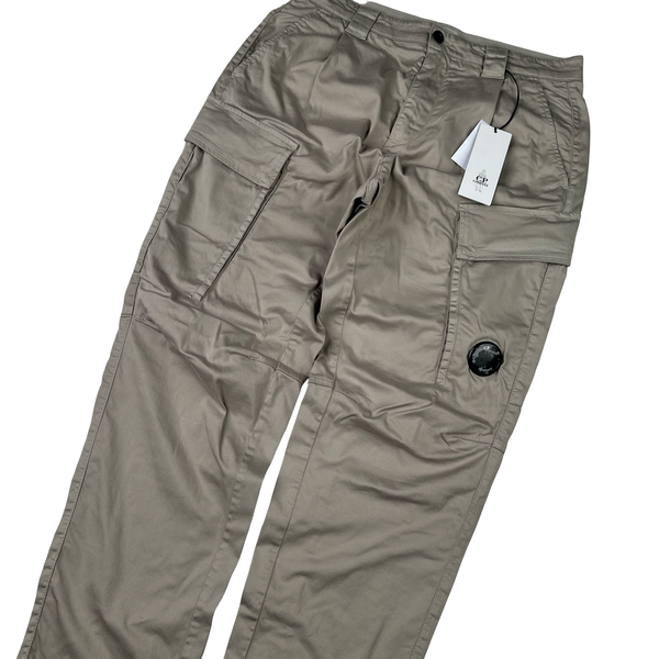 CP Company Cream Ergonomic Fit Cargo Trousers - Medium